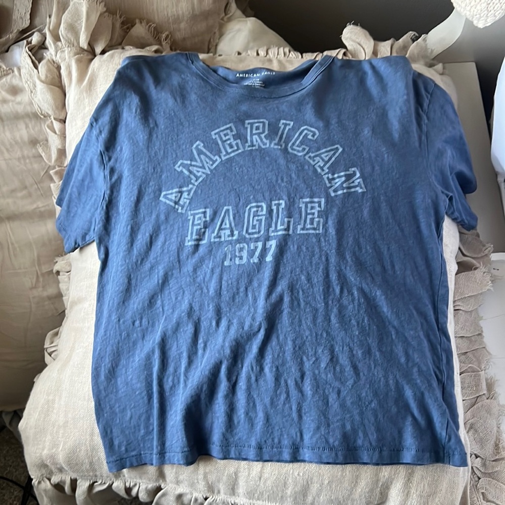 american eagle t-shirt (size small)